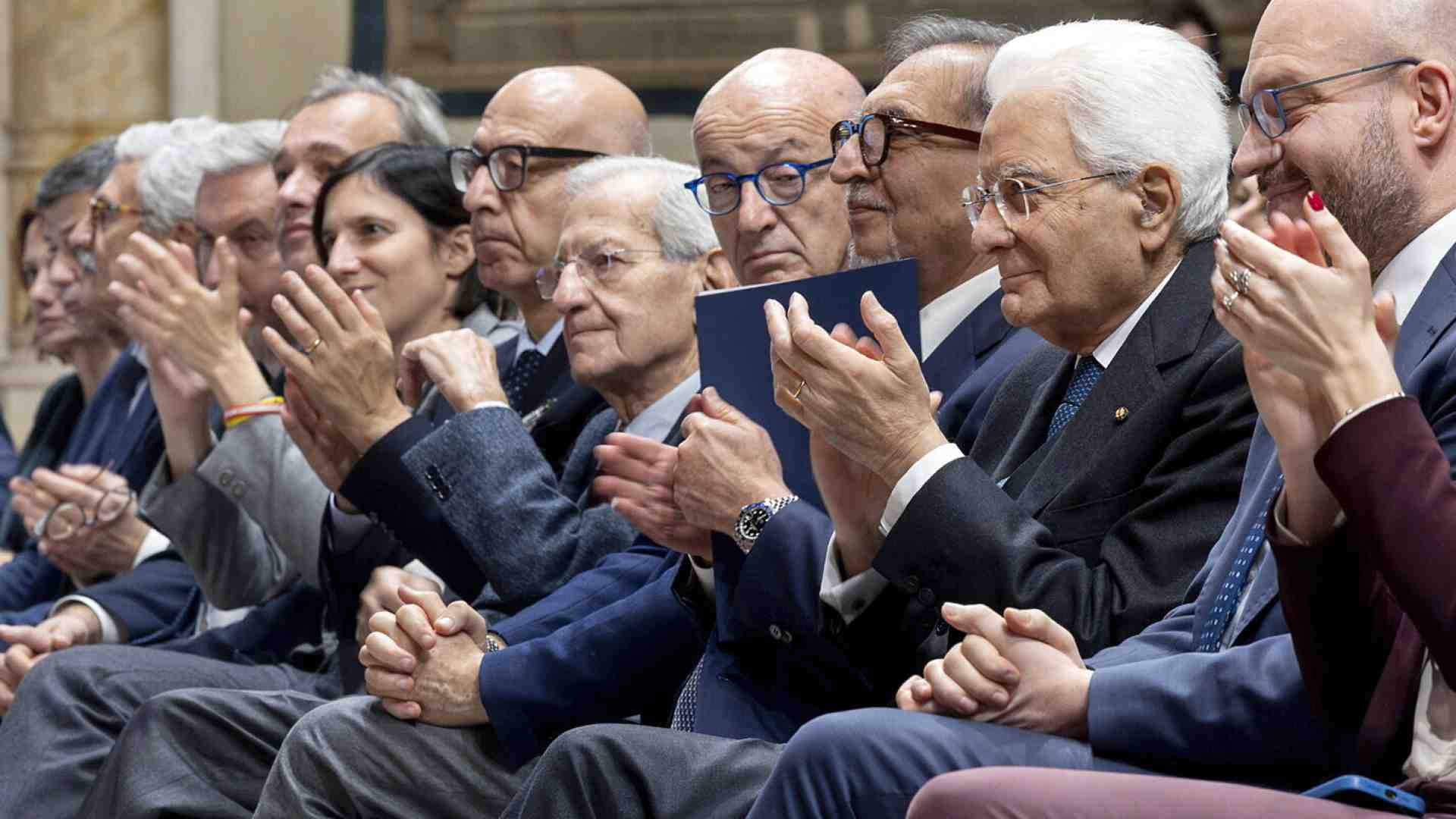Mattarella omaggia Napolitano, ma FdI diserta e Schlein è in ritardo. Violante: "Il referendum lo vince Meloni"