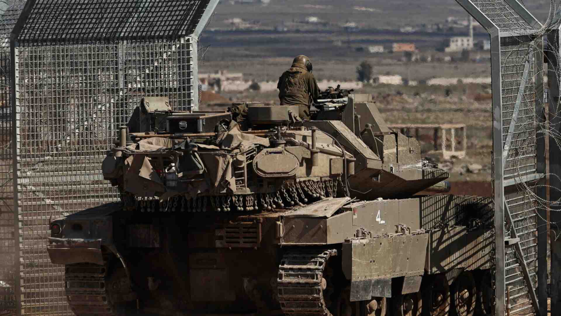 Un carroarmato israeliano entra nella buffer zone vicino a Quneitra, in Siria (foto Ansa)