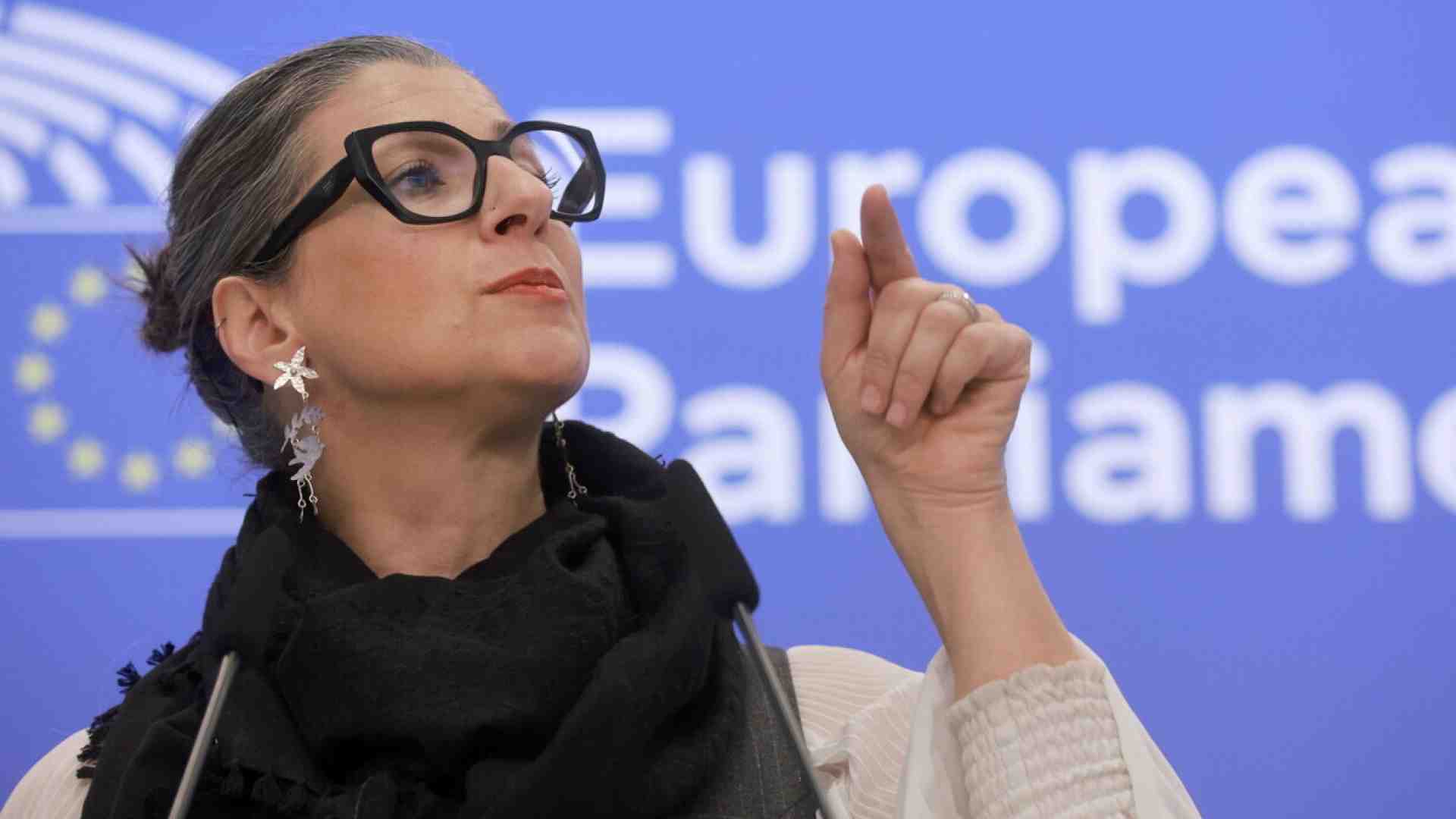 Firenze rinvia il voto sulla cittadinanza ad Albanese: "Non ci sono i numeri"