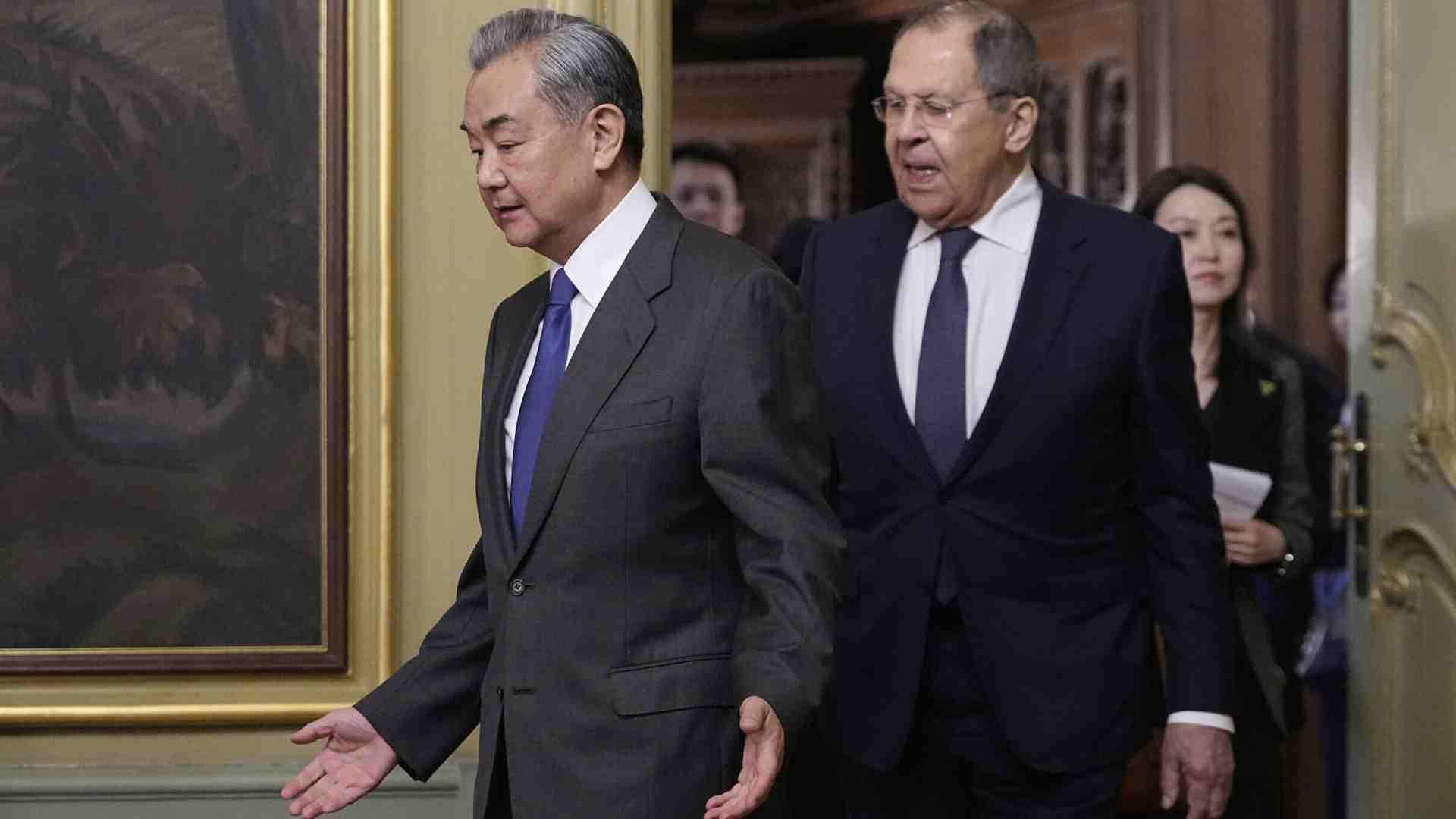 Macron vola in Cina, Wang Yi a Mosca