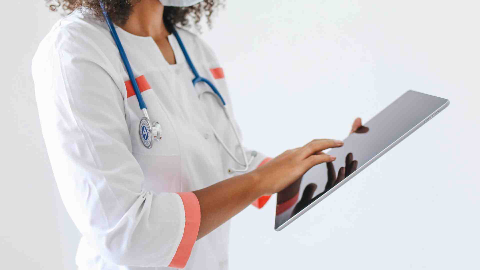 La fuga dei medici dall’università si può evitare. Un appello alla politica