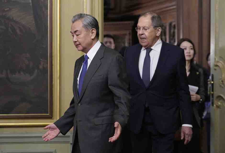 Macron vola in Cina, Wang Yi a Mosca