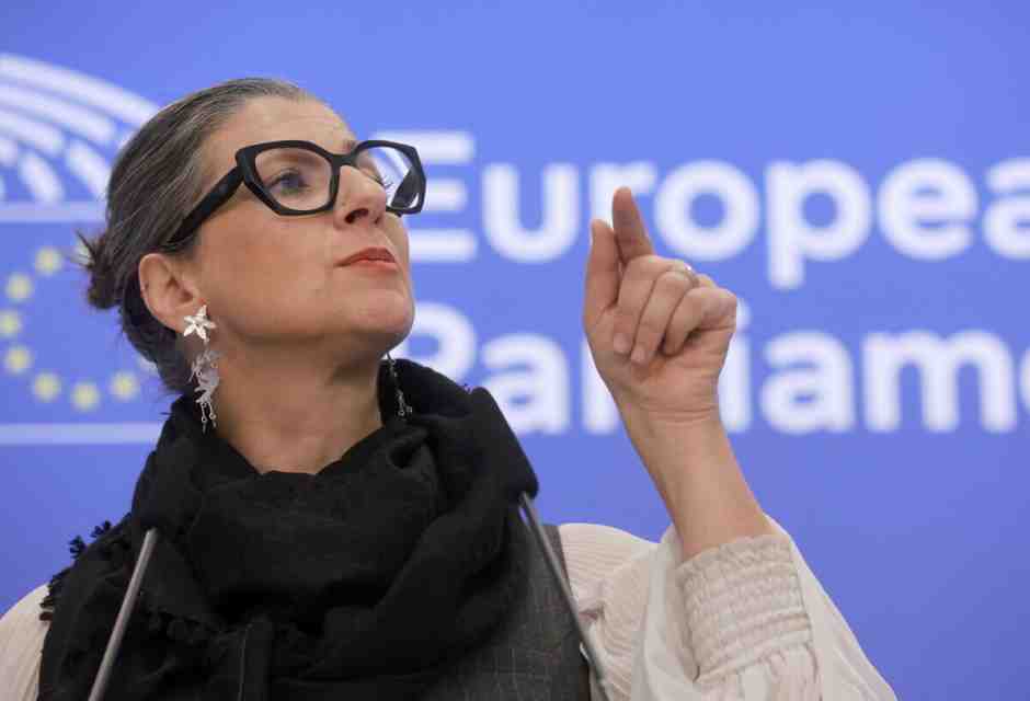 Firenze rinvia il voto sulla cittadinanza ad Albanese: "Non ci sono i numeri"