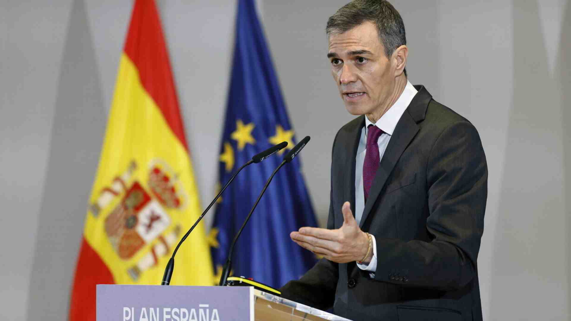 Sánchez resiste agli scandali e rilancia il patto con Junts, ma per ora senza successo