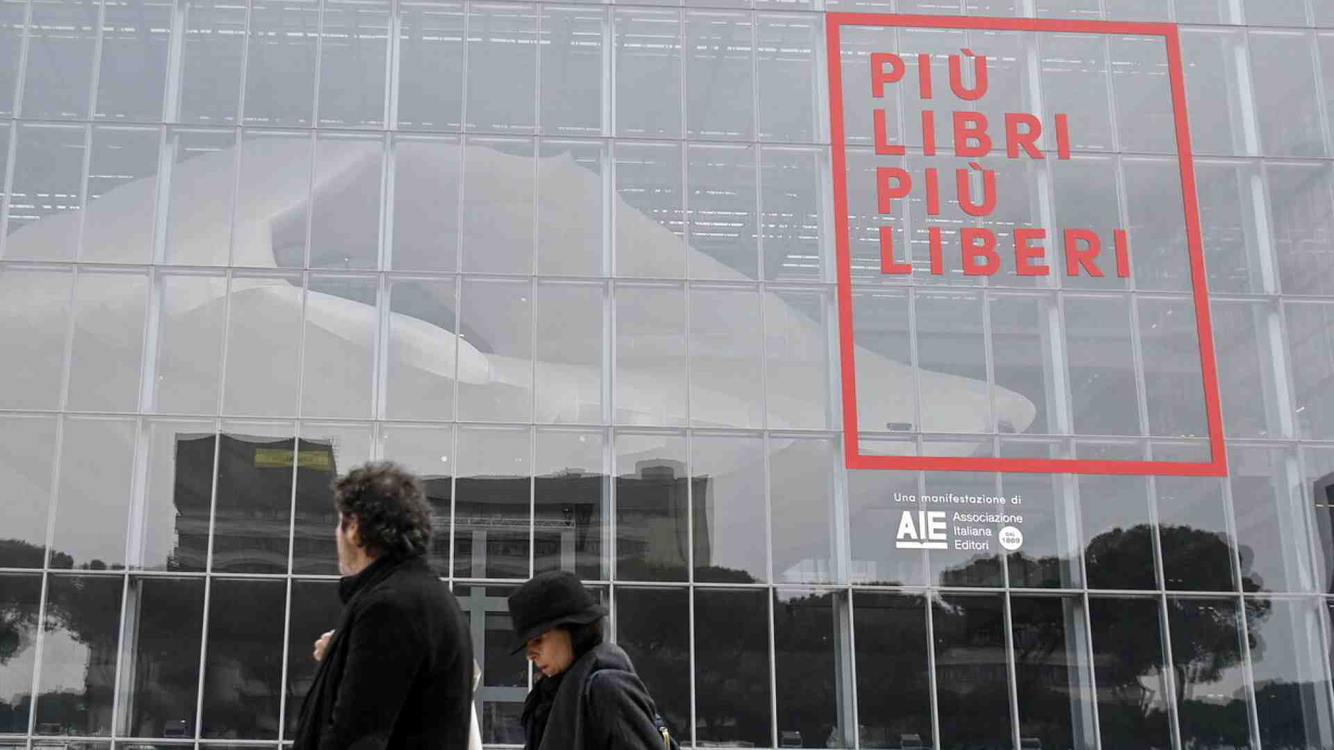 Più Libri Più Liberi, dopo Caffo, gli editori fascisti. Zerocalcare contro Valerio. E pure l'assessore Smeriglio si sfila