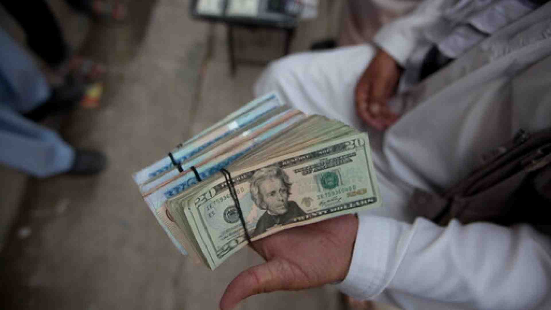 Rassegnati alle ragioni della forza e alla demagogia, ci avvolgiamo nella corruzione. E allora, viva la corruzione