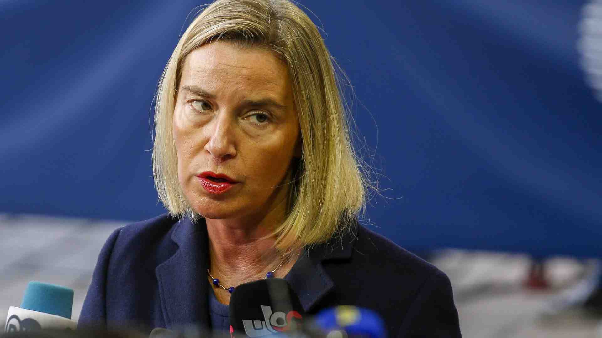 Il garantismo a metà dei giornali di destra spiegato dal caso Mogherini