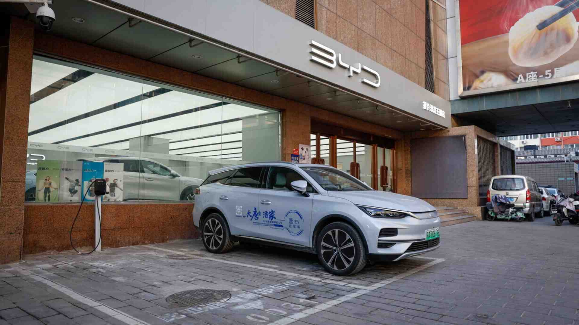 Tassare le auto elettriche? Il caso inglese e il problema italiano