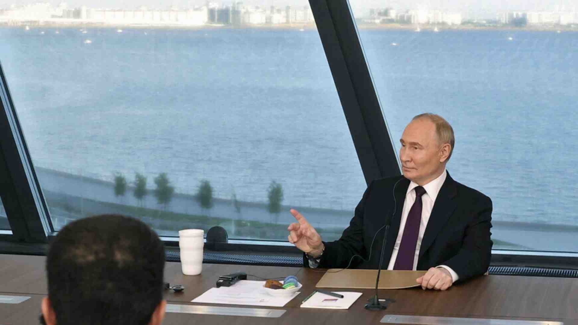 Vladimir Putin in visita al grattacielo Lakhta Center, il quartier generale del monopolio russo del gas Gazprom a San Pietroburgo (foto LaPresse)