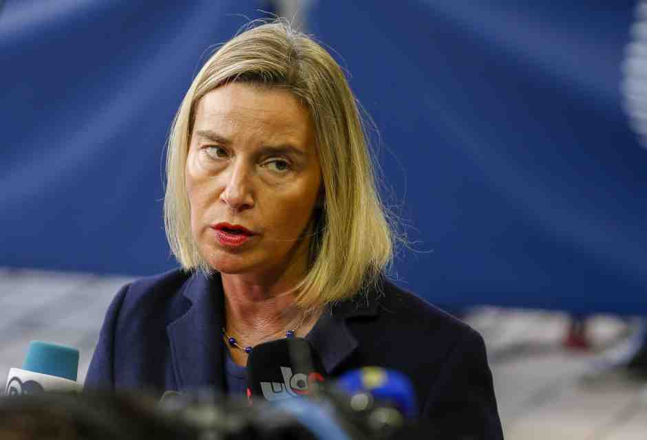 Il garantismo a metà dei giornali di destra spiegato dal caso Mogherini