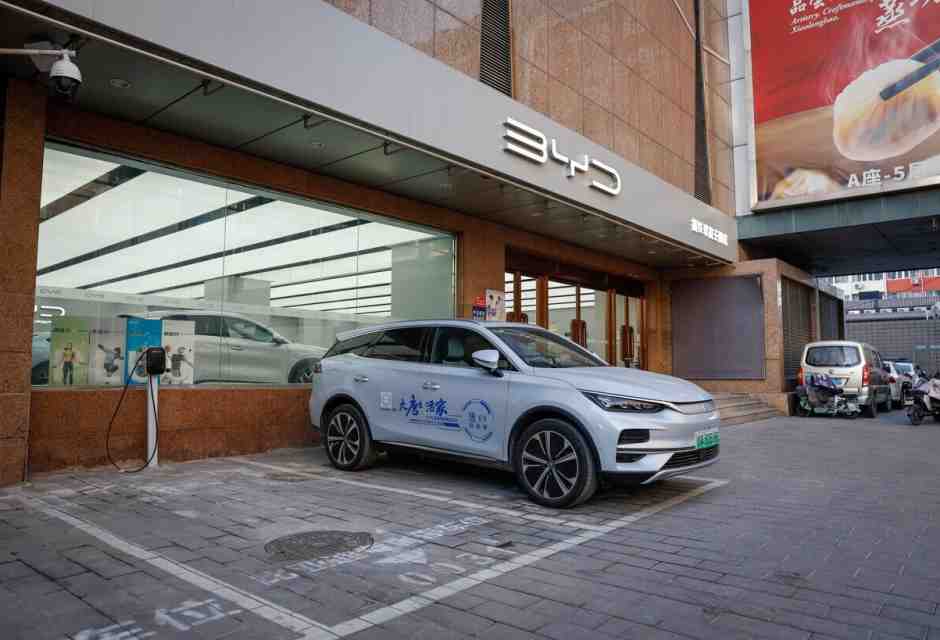 Tassare le auto elettriche? Il caso inglese e il problema italiano