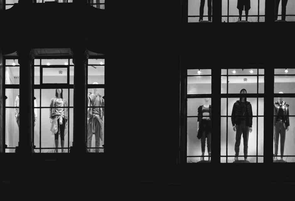 L’autodafé che la moda deve fare per cambiare, senza farsi dettare la linea dai pm