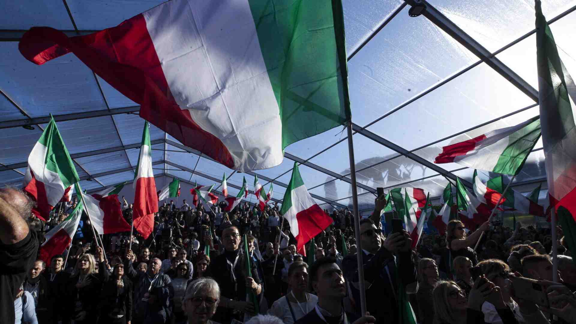 Parlarsi da avversari: in Italia si può, in Europa no. Le coccole alle feste di partito fotografano una felice anomalia