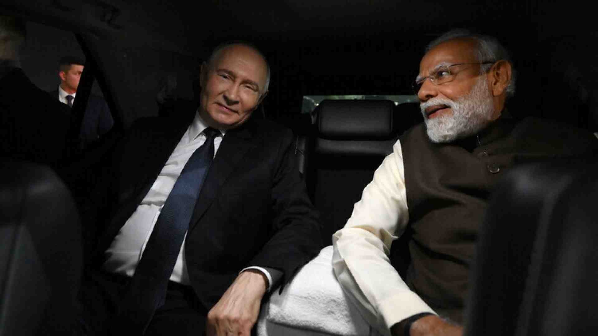 Putin arriva in India con ministri e uomini d’affari. L'abbraccio di Modi