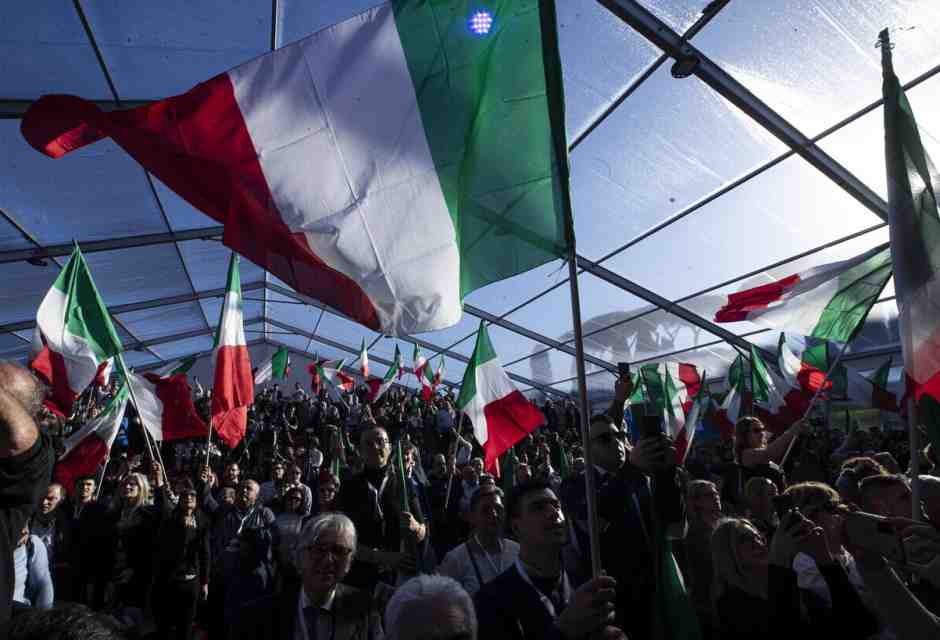 Parlarsi da avversari: in Italia si può, in Europa no. Le coccole alle feste di partito fotografano una felice anomalia