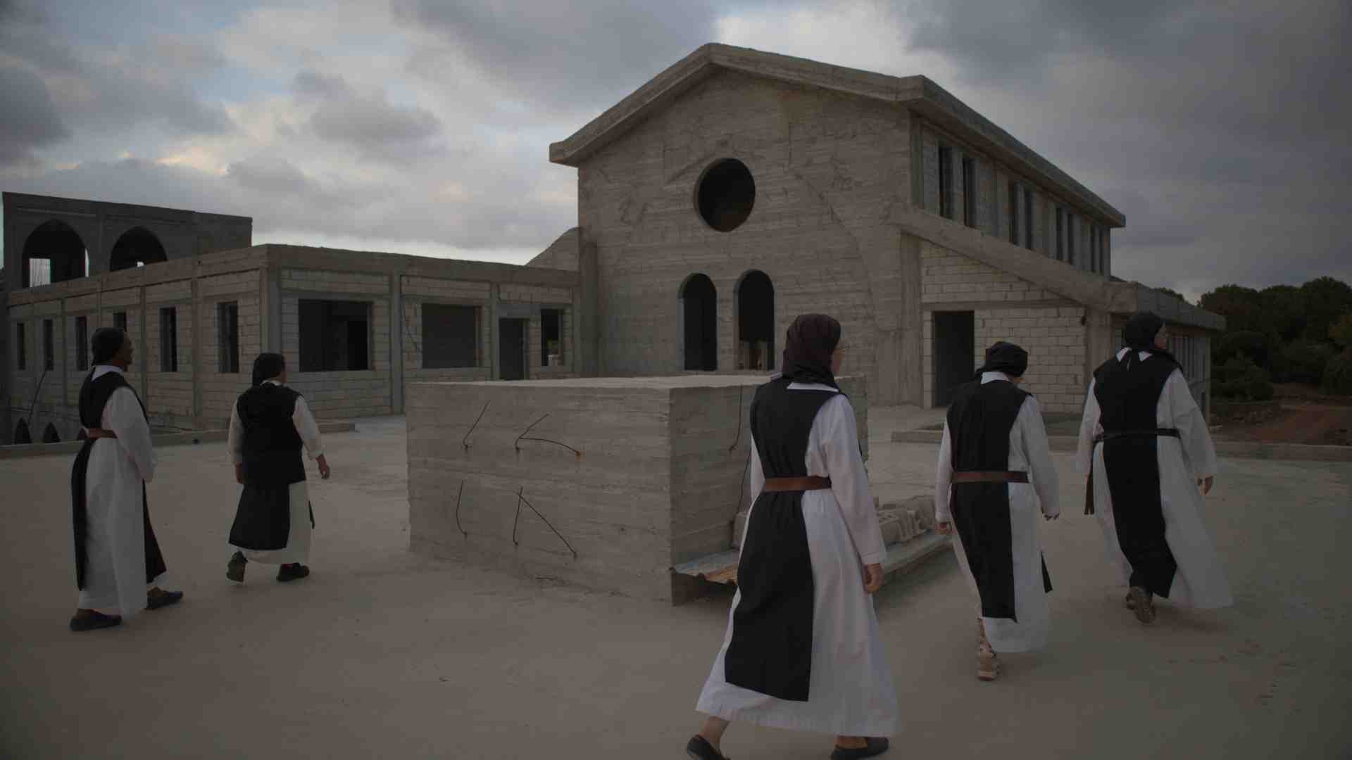 Le suore che costruiscono una chiesa in Siria tra gli spari