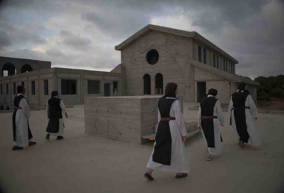 Le suore che costruiscono una chiesa in Siria tra gli spari