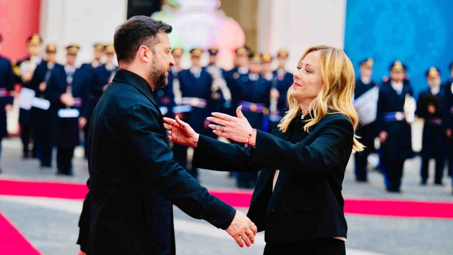 Meloni ukraini! Incontra Zelensky che la ringrazia. Il governo crede nella trattativa. Tajani e Crosetto fanno tandem