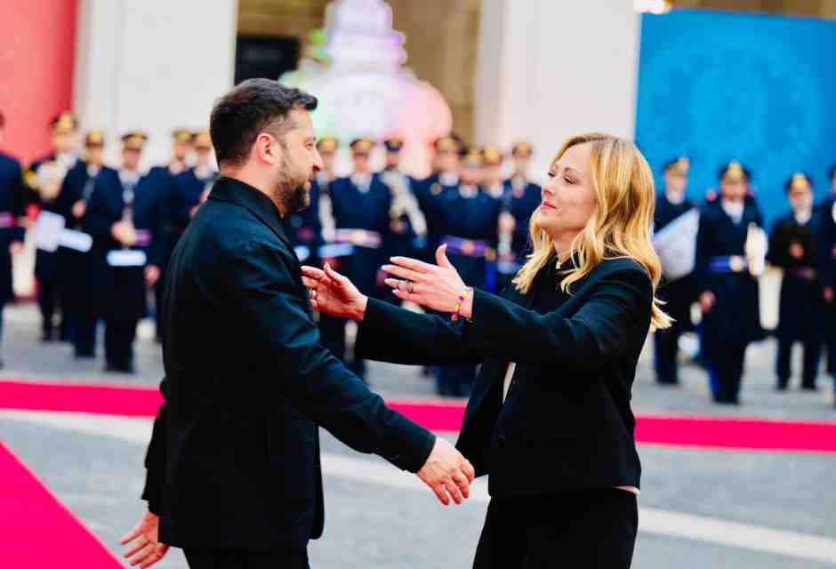 Meloni ukraini! Incontra Zelensky che la ringrazia. Il governo crede nella trattativa. Tajani e Crosetto fanno tandem