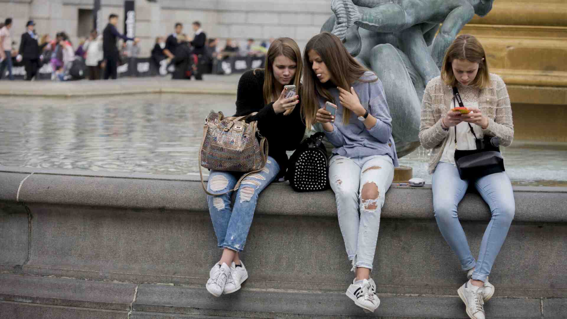 Che senso ha vietare i social ai ragazzi? Parliamone