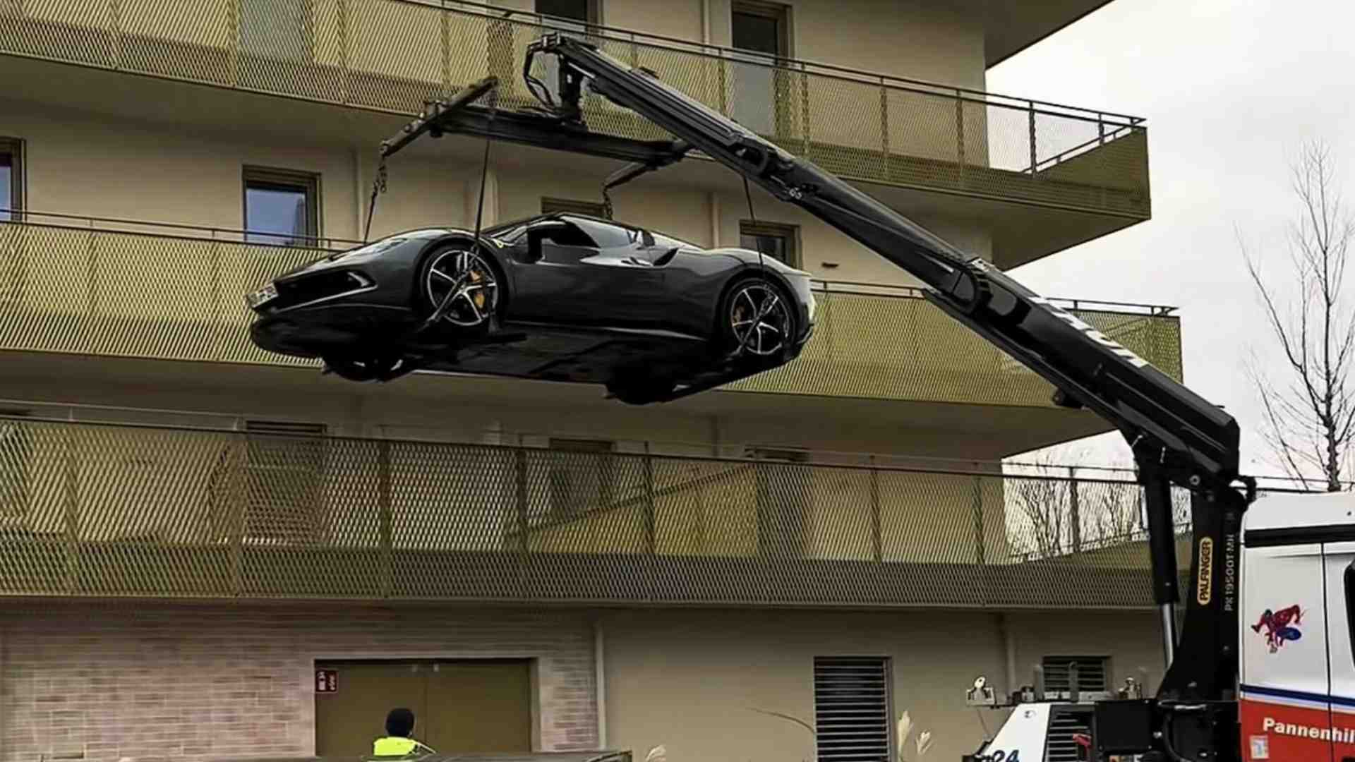 Toccare il cielo con una Ferrari: il sogno italiano sull’attico viennese