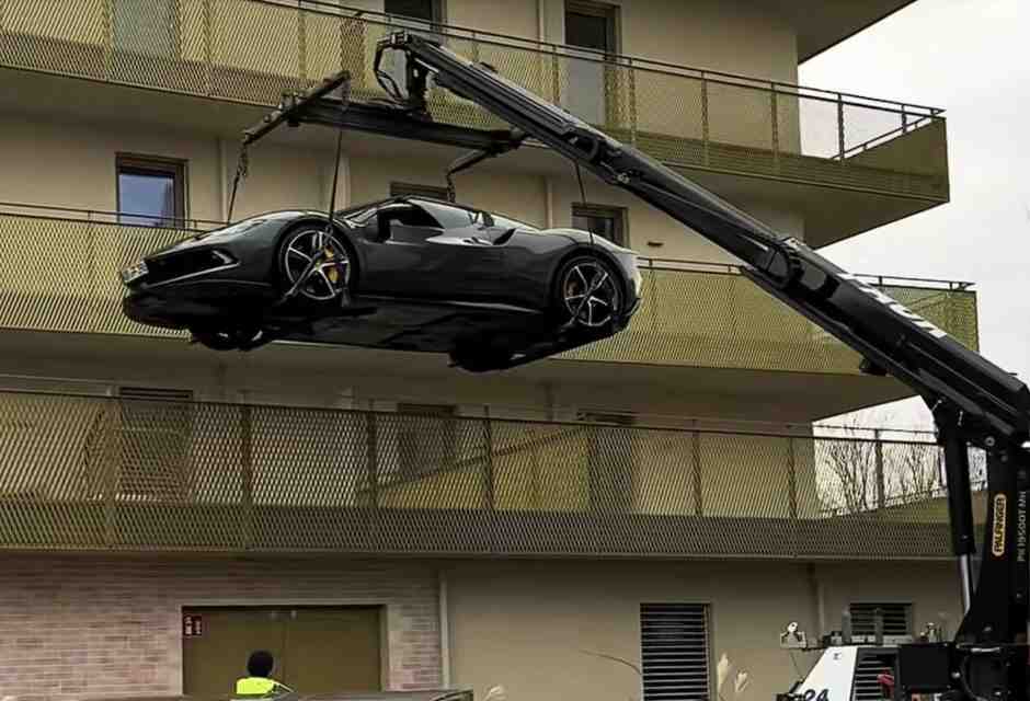 Toccare il cielo con una Ferrari: il sogno italiano sull’attico viennese