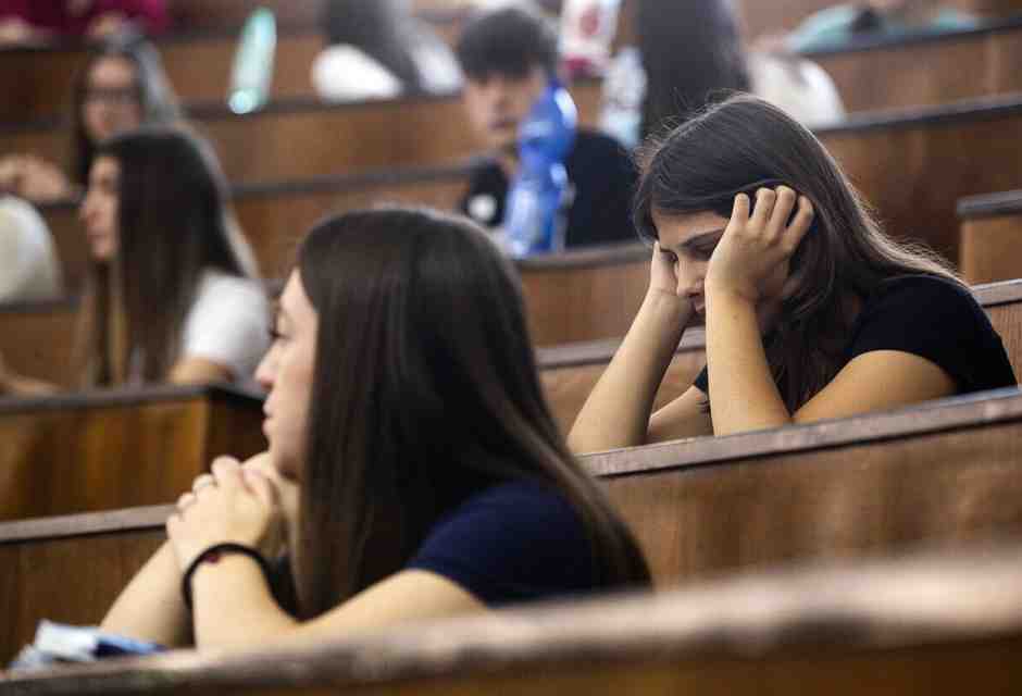 Oggi il secondo appello per accedere a Medicina. Ma perché non copiare in tutto Parigi?