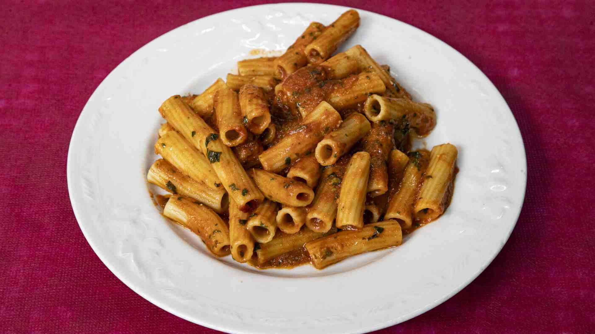 La passione per le tradizioni imbalsamate. Ma il vero genio dell’Italia sta nella creatività