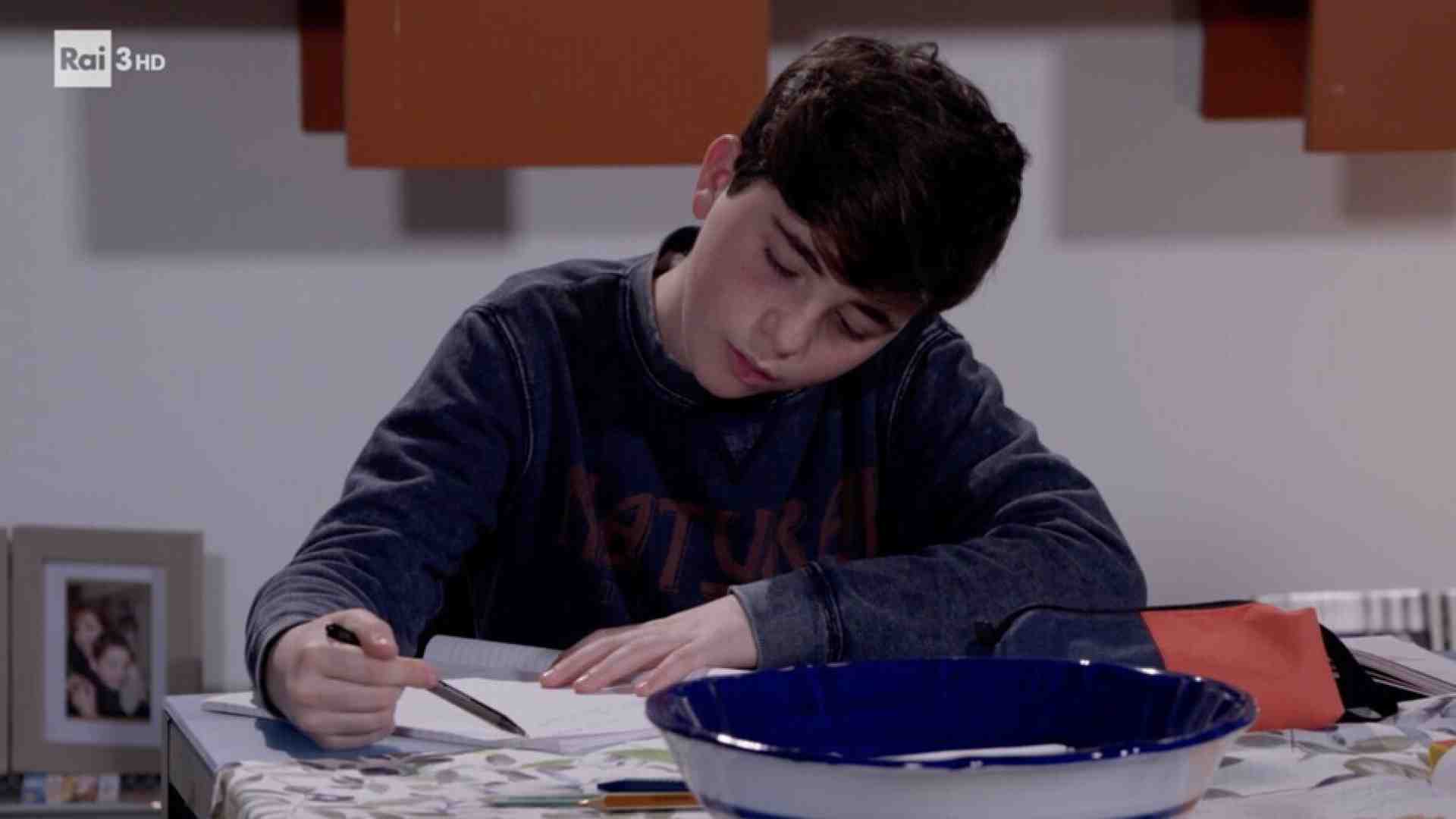 Gimmy è alle prese con i bulli in Un posto al sole