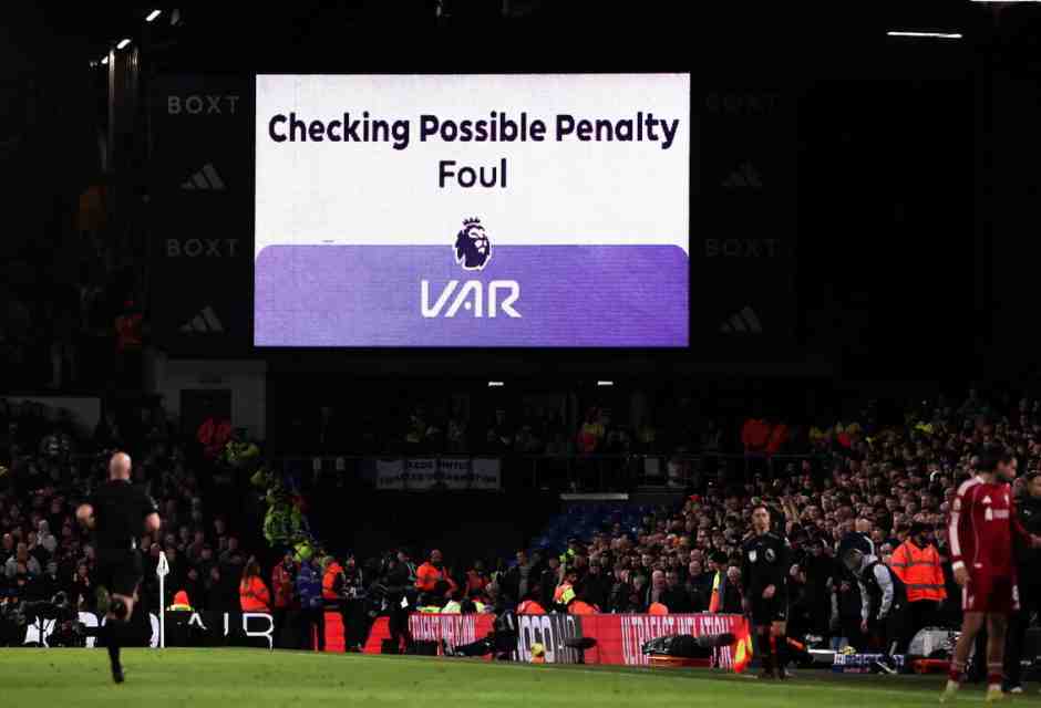 Quella cagata del Var va abolita: i tifosi tornino a esultare e gli arbitri a sbagliare