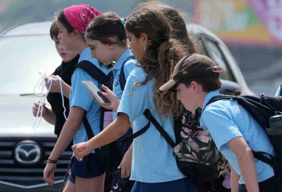 Andare oltre il proibizionismo australiano sui social con una terza via: token anonimi e tracciabilità