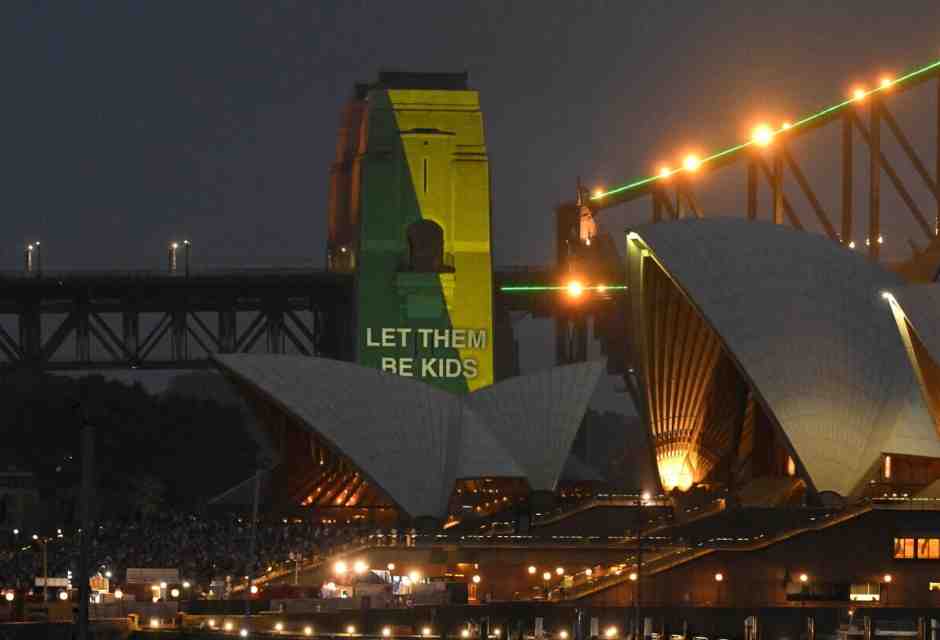 Età minima a 14 o 15 anni e obbligo per le piattaforme. “Non si può lasciare tutto ai genitori”