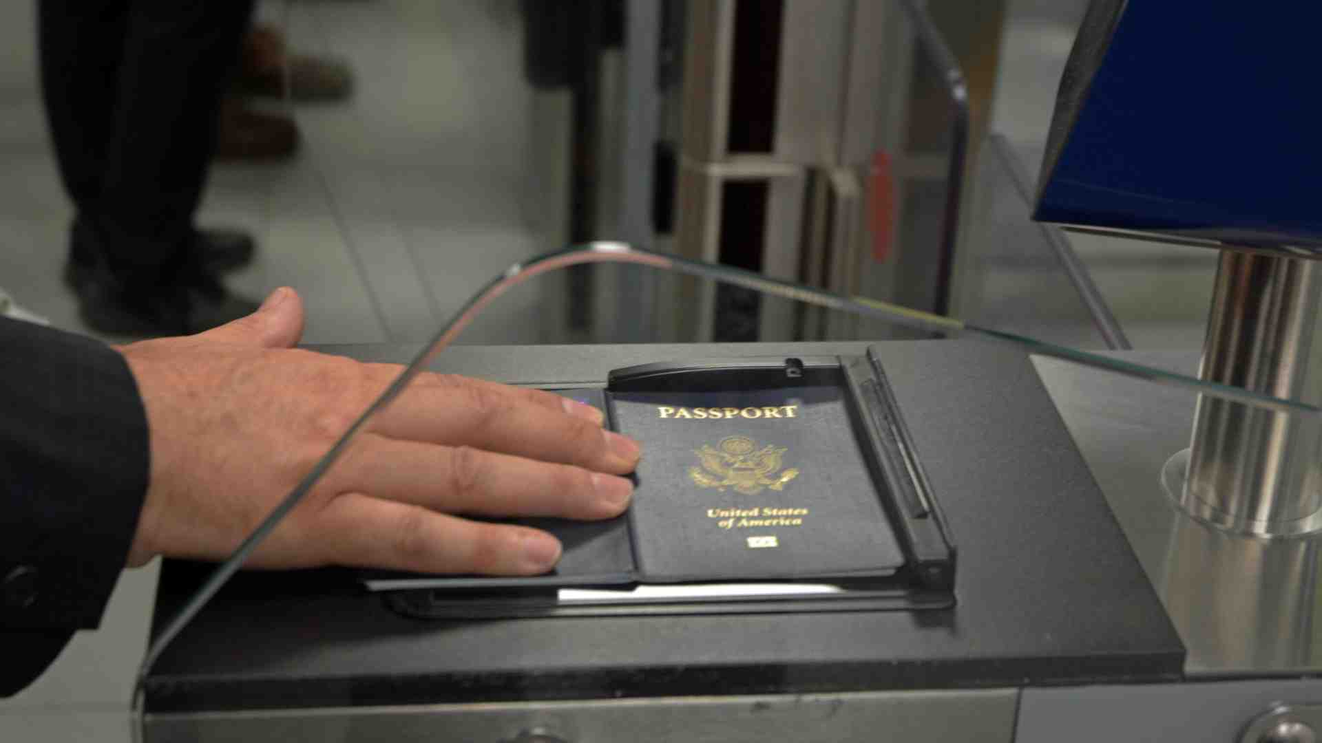 Per entrare in America serve fornire l'accesso ai social? Non ancora, ma c'è già chi cancella i viaggi