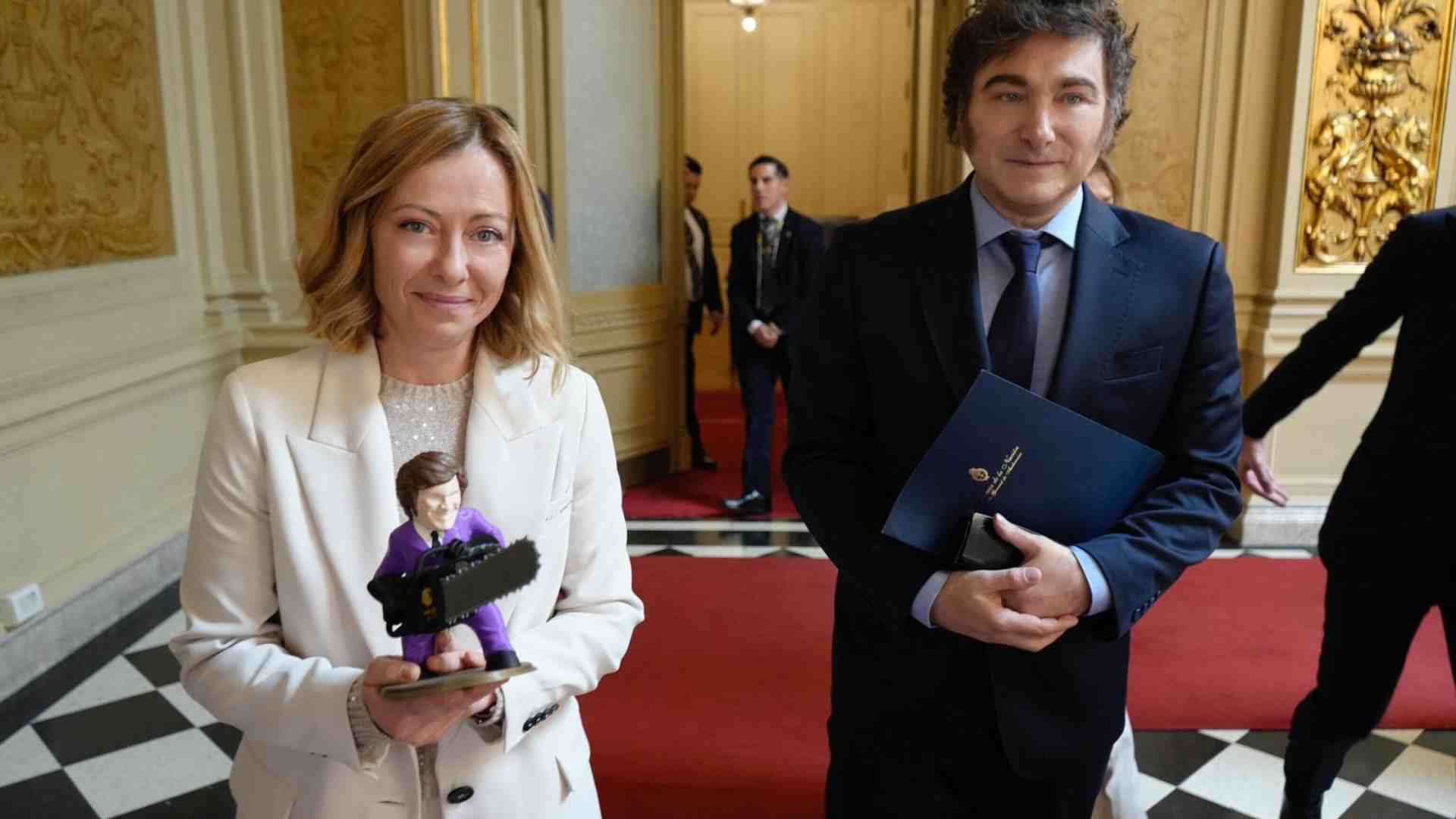 Meloni mette all'asta i regali istituzionali per quasi un milione di euro