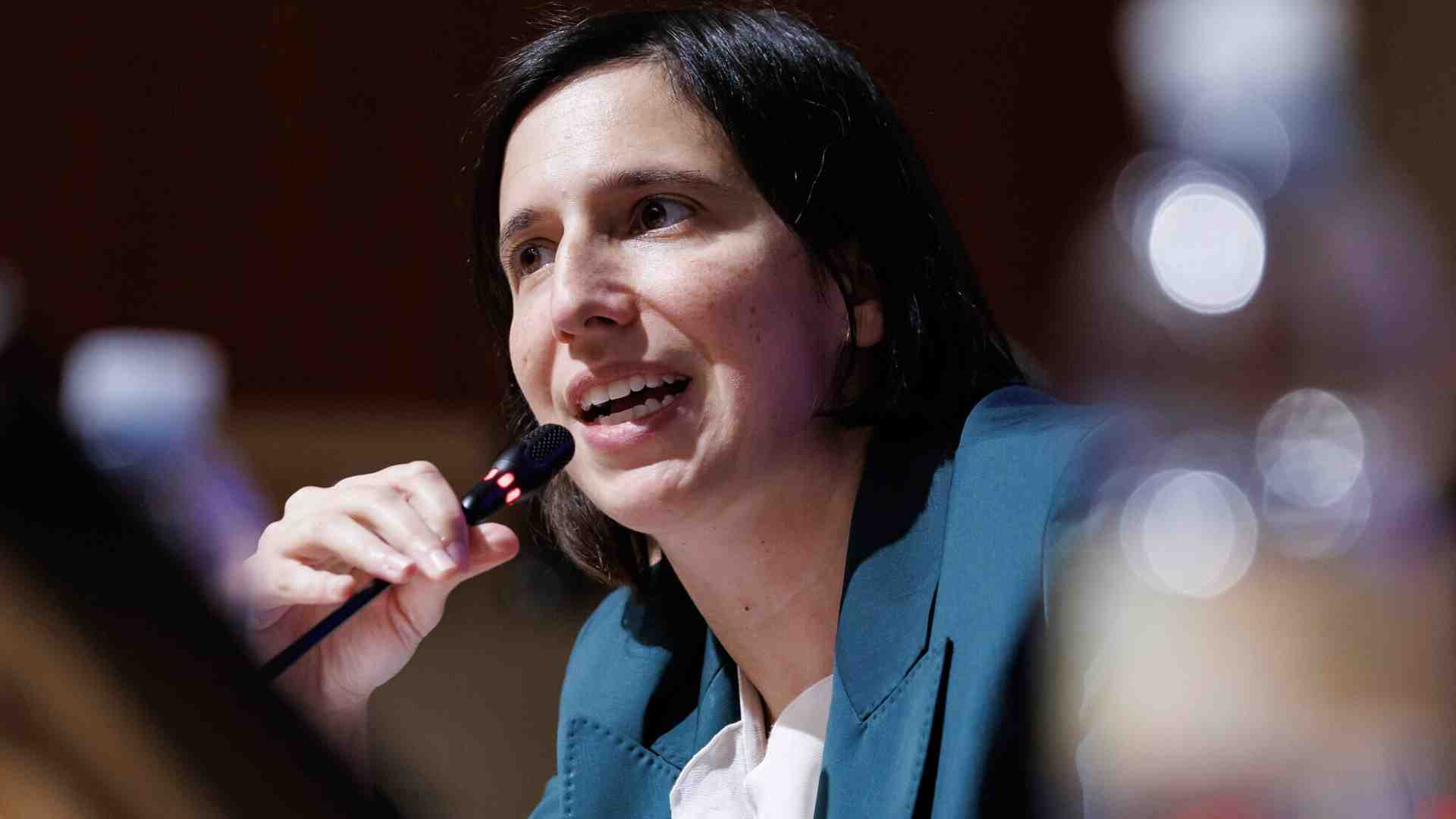 Schlein d'Atreju. Per un sondaggio Youtrend avrebbe perso il duello con Meloni (e anche con Conte). La segreteria Pd fantasma