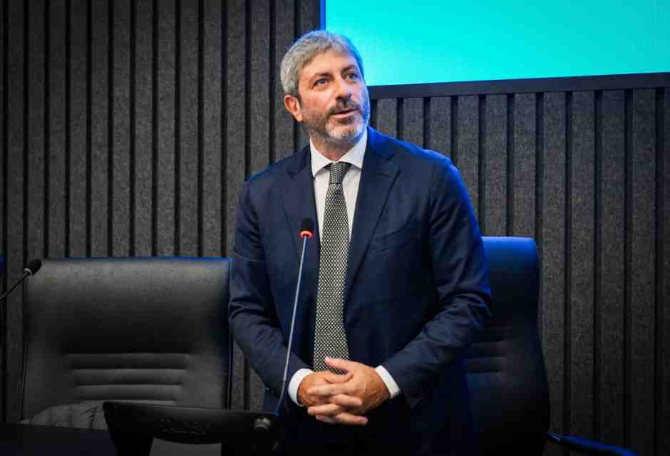 Roberto Fico, applaudito ad Atreju, dribbla sul campo largo pericolante