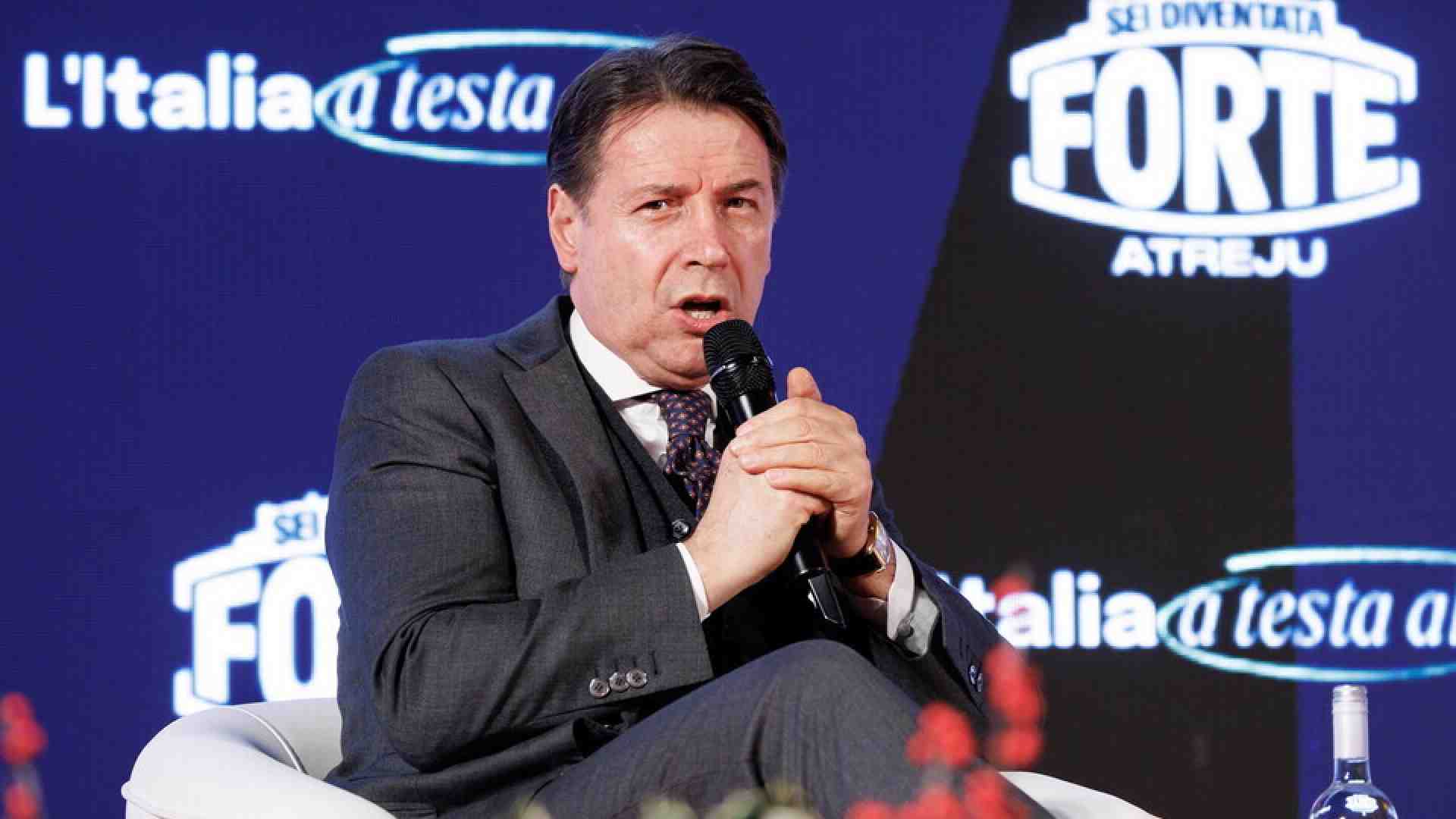 Conte prova a conquistare Atreju ma a scaldare è lo show di Renzi. Applausi per Calenda