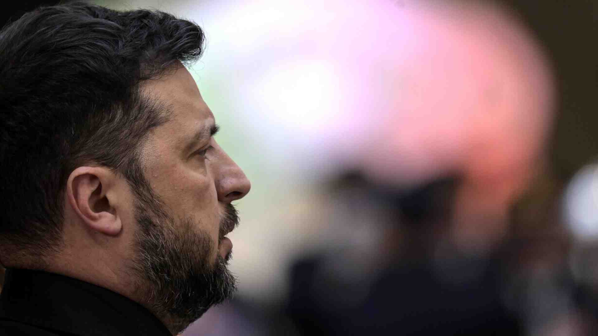 Gli anni di guerra lasciano il segno su Zelensky. Ma anche su chi lo vede quasi morto