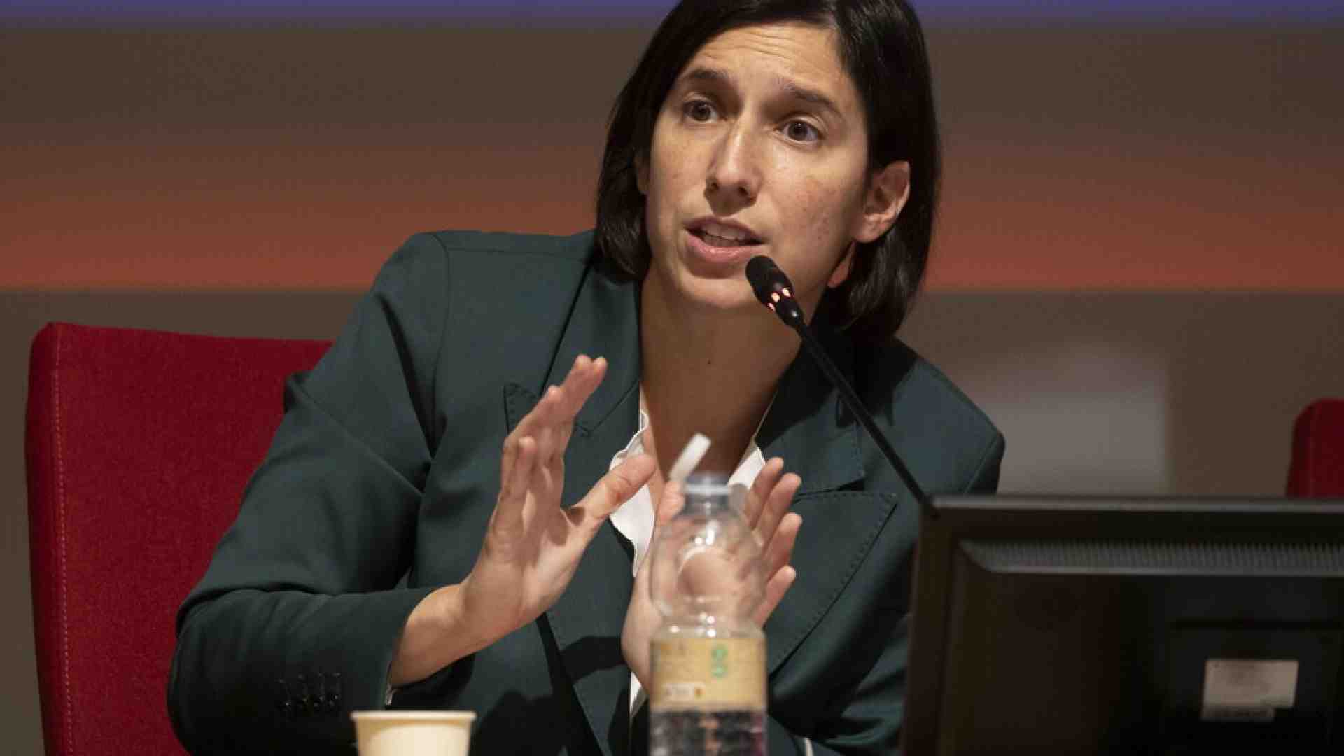 Schlein si riscopre sovranista e chiede a Meloni di usare il metodo Orbán per Rep.