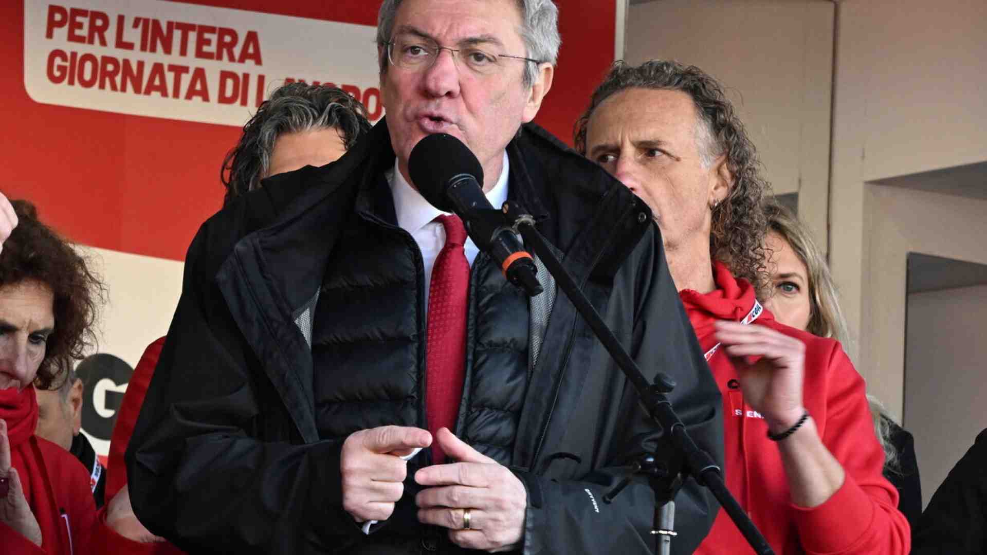 Il “costo” Landini. No ai rinnovi contrattuali, scioperi continui: così il segretario svuota le tasche degli iscritti alla Cgil