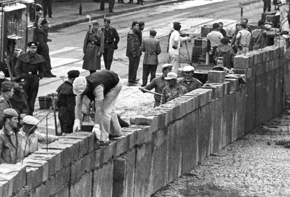 Anche la tragedia della Berlino divisa dal Muro ha il suo lato comico
