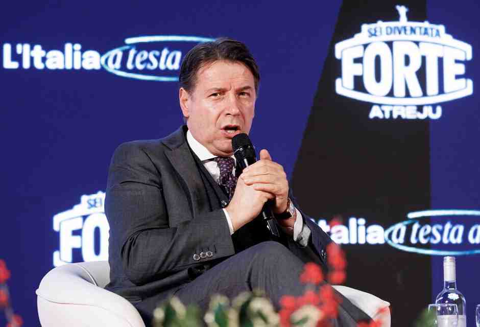 Conte prova a conquistare Atreju ma a scaldare è lo show di Renzi. Applausi per Calenda