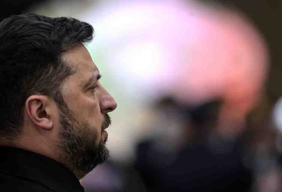 Gli anni di guerra lasciano il segno su Zelensky. Ma anche su chi lo vede quasi morto