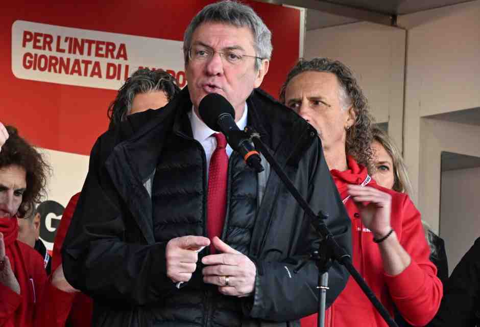 Il “costo” Landini. No ai rinnovi contrattuali, scioperi continui: così il segretario svuota le tasche degli iscritti alla Cgil