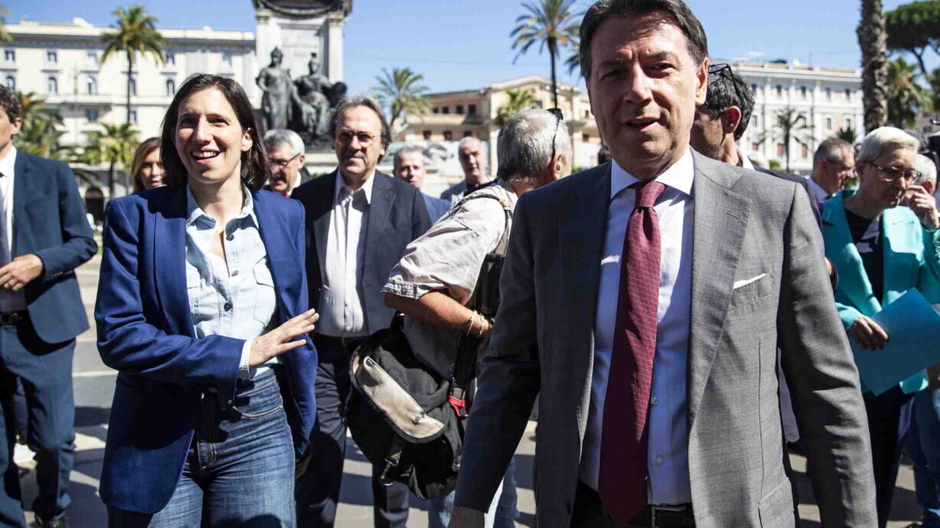 "Non siamo alleati di nessuno", dice Conte ad Atreju. E si riaccendono le divisioni col Pd