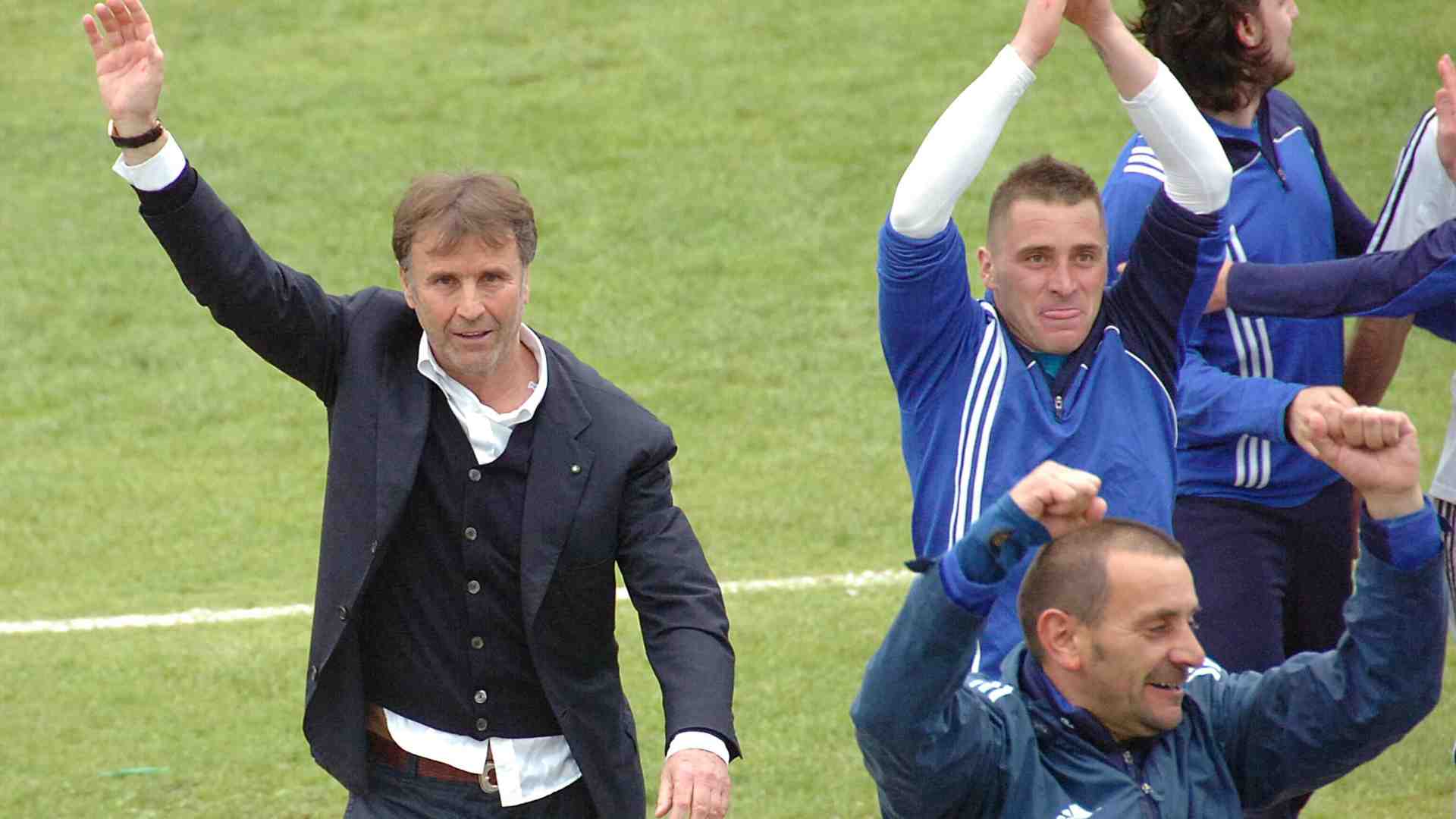 Il presidente del Castel Rigone, Brunello Cucinelli, festeggia con la squadra la promozione in Serie C2, 05 maggio 2013. ANSA/PIETRO CROCCHIONI <br />