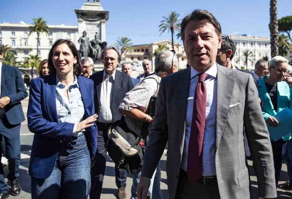 "Non siamo alleati di nessuno", dice Conte ad Atreju. E si riaccendono le divisioni col Pd