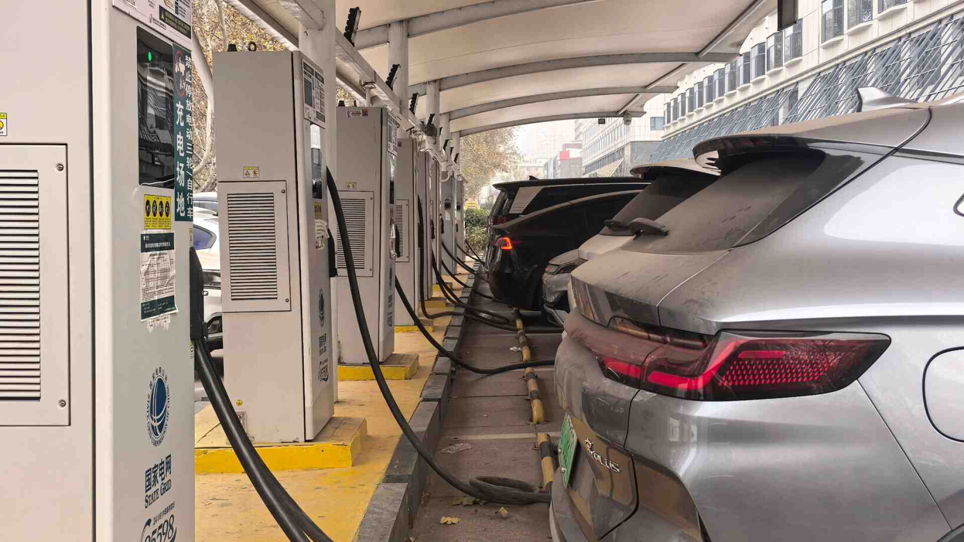 Retromarcia sull’auto elettrica. La revisione del bando al 2035 mostra il fallimento di un approccio dirigista