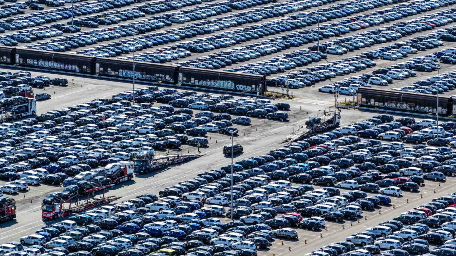 Bruxelles rivede lo stop ai motori termici dal 2035. Tutte le novità del pacchetto Ue sull'automotive