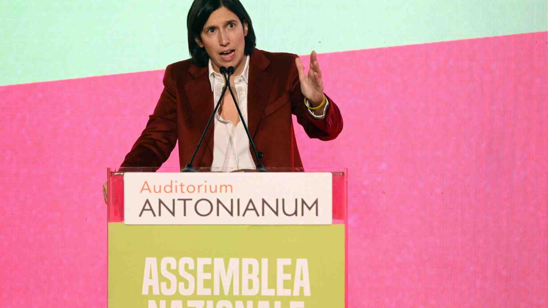 Schlein e l'abaco: Assemblea Pd senza numero legale, fronda contro Boccia. Su Kyiv risoluzione separata da Conte